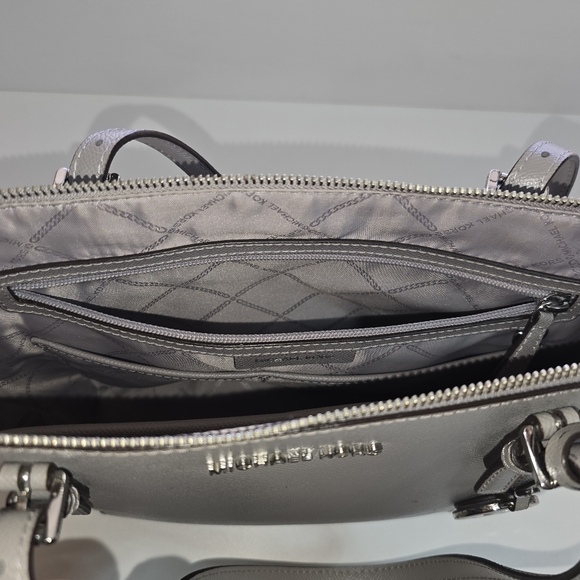 Michael Kors Jet Set East/West Tote Pearl Gray - Picture 12 of 14